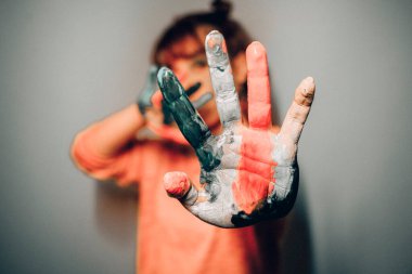 Mutlu kadın eller gösterilen beyaz arka plan üzerinde renkli boya boyalı. Eğlenceli kavramı