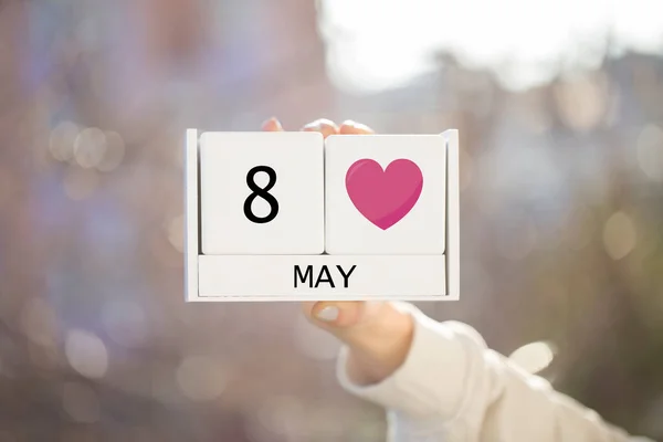 Mano Mujer Celebración Mayo Calendario Madera —  Fotos de Stock