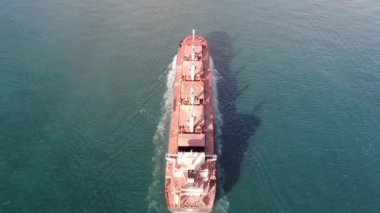 Kargo gemisi ithalat ve ticari lojistik, lojistik ve uluslararası konteyner gemisinin açık denizde nakliyesi insansız hava aracından havadan çekilen görüntüler., 