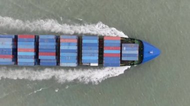 Kargo gemisi ithalat ve ticari lojistik, lojistik ve uluslararası konteyner gemisinin açık denizde nakliyesi insansız hava aracından havadan çekilen görüntüler., 