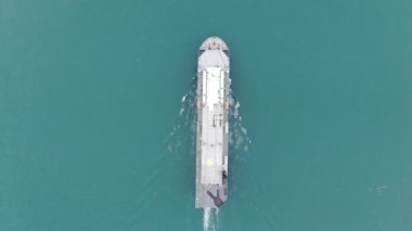 Kargo gemisi ithalat ve ticari lojistik, lojistik ve uluslararası konteyner gemisinin açık denizde nakliyesi insansız hava aracından havadan çekilen görüntüler., 