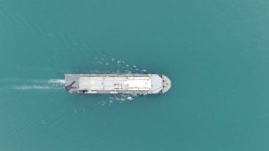 Kargo gemisi ithalat ve ticari lojistik, lojistik ve uluslararası konteyner gemisinin açık denizde nakliyesi insansız hava aracından havadan çekilen görüntüler., 