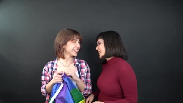 Pareja Lesbiana Chica Feliz Bailando Homosexual Divirtiéndose Con Bandera Expresión — Vídeo de stock