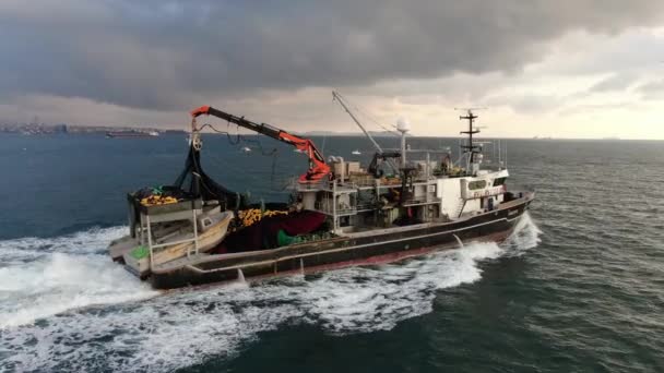 海の真ん中の漁船の空中風景 — ストック動画