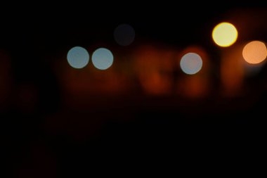 Yeni yıl ışıkları konseptiyle birlikte müzik ışığında bulanık ışık abstrac arkaplan. taşınan parti ışıkları