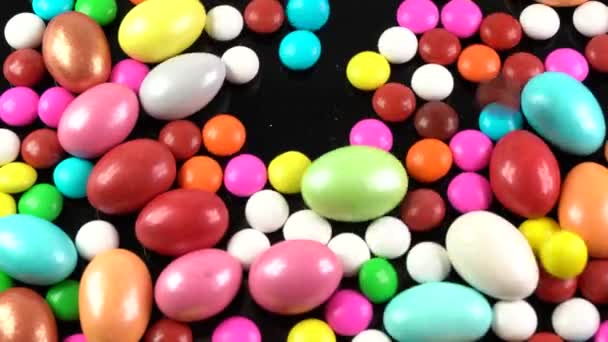 Красочные Шоколадные Конфеты Замедленная Съемка — стоковое видео