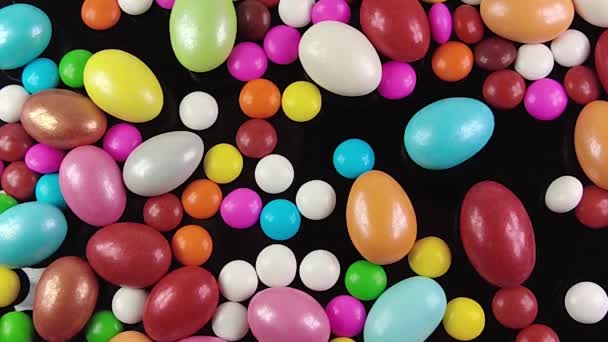 Renkli Çikolata Şekerleri Yavaş Çekim — Stok video