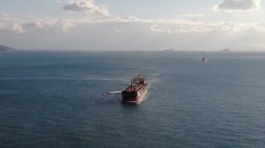 Kargo konteynırlarıyla birlikte yük gemisinin hava görüntüsü.