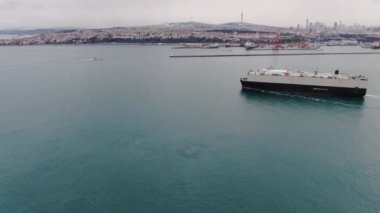 Kargo konteynırlarıyla birlikte yük gemisinin hava görüntüsü.