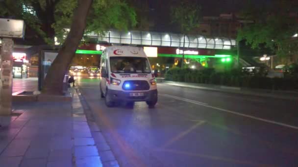 Videozoek Beeld Videoeen Gedeconcentreerde Ambulance Achtervolgen Nachts Straat — Stockvideo