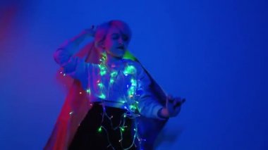 LGBT gururu. lgbt bayrağı taşıyan mutlu kadın