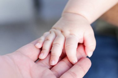 Baba, çocuğun elini tutuyordu. Baba ve çocuk elleri. Aile kavramı 