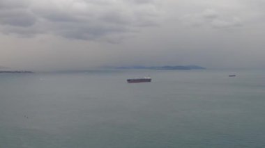 Kargo konteynırlarıyla birlikte yük gemisinin hava görüntüsü.