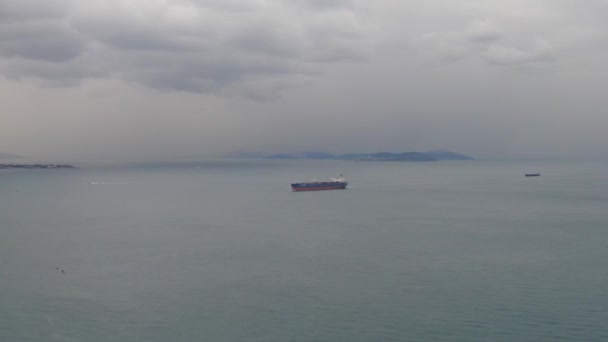 貨物コンテナ付き貨物船の空中展望 — ストック動画