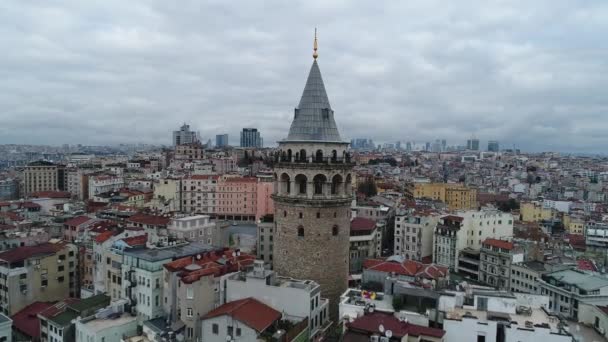 Galataturm Aus Der Luft Mit Dem Goldenen Horn Von Istanbul — Stockvideo