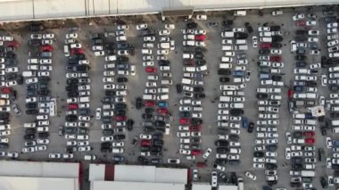 Hava manzaralı yeni arabalar ithalat ve ihracat için limana dizildi.