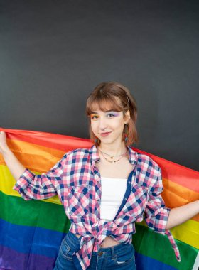 LGBT gururu. lgbt bayrağı taşıyan mutlu kadın     