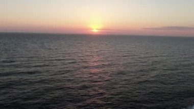 Denizin üzerinde güzel bir gün doğumu