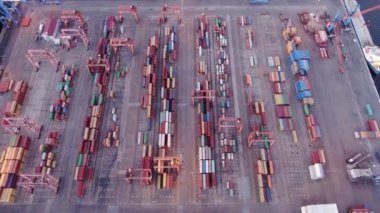 Long Beach Limanı 'ndaki Günbatımında Kargo Gemisi Uçuşu