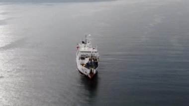 Denizdeki ultra büyük konteynır gemisinin havadan çekilmiş görüntüleri..