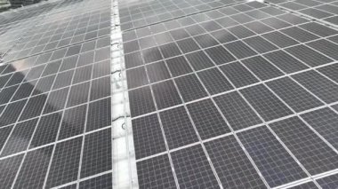 Gün batımında güneş panelleri çatısı.