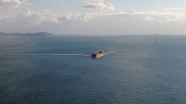 Kargo konteynırlarıyla birlikte yük gemisinin hava görüntüsü.