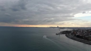 Kargo konteynırlarıyla birlikte yük gemisinin hava görüntüsü.