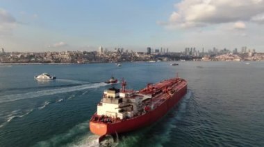 Kargo konteynırlarıyla birlikte yük gemisinin hava görüntüsü.