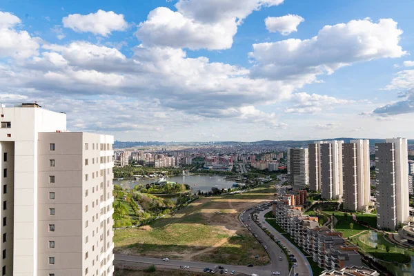 Apartman binaları ve şehirde yeni yeşil kentsel manzaralı modern bir yerleşim alanı.