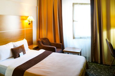 Güzel, lüks bir otel odası. 