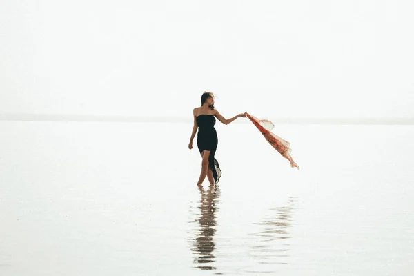 Young Stylish Girl Black Bikini Swimsuit Beach — Stock Photo, Image