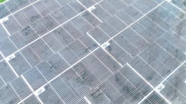 Mavi fotovoltaik güneş panellerinin yüzeyi, temiz ekolojik elektrik üretmek için çatıya monte edildi. Yenilenebilir enerji konsepti üretimi. 