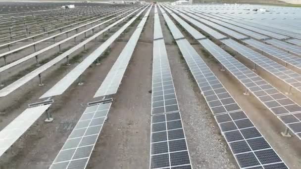 Mavi Fotovoltaik Güneş Panellerinin Yüzeyi Temiz Ekolojik Elektrik Üretmek Için — Stok video