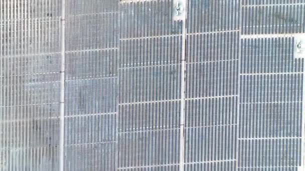 建物の屋根の上に設置された青い太陽光発電パネルの表面の閉鎖は きれいな生態系の電気を生成します 再生可能エネルギーの概念の生産 — ストック動画