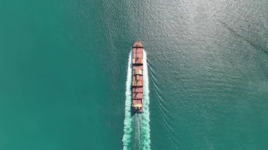 Yüklü bir kargo gemisinin üst görüntüsü