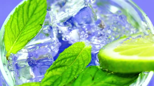 Ice Cold Mineral Soda Water Lemon Fruit Slices Fresh Mint — Stock Video