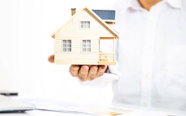 Manken evi erkek elinde.