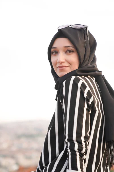 Portret Van Mooie Jonge Moslim Vrouw Met Hoed Sjaal — Stockfoto