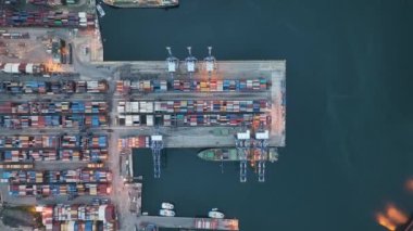 Nakliyenin bir parçası olduğu konteynır portu olan hava görüntüsü sanayi limanı