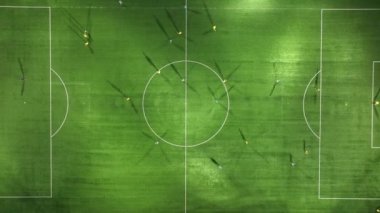 Futbol sahası yukarıda. Bir futbol maçının havadan görünümü