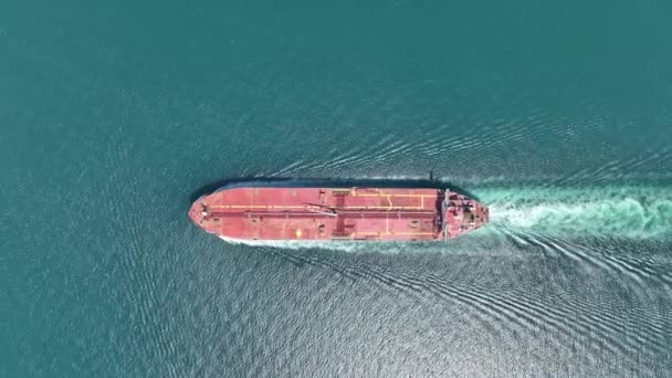 Denizde Giden Bir Kargo Gemisinin Üst Görüntüsü — Stok video