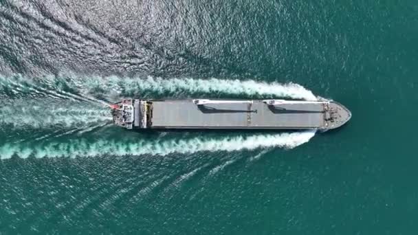 Denizde Giden Bir Kargo Gemisinin Üst Görüntüsü — Stok video