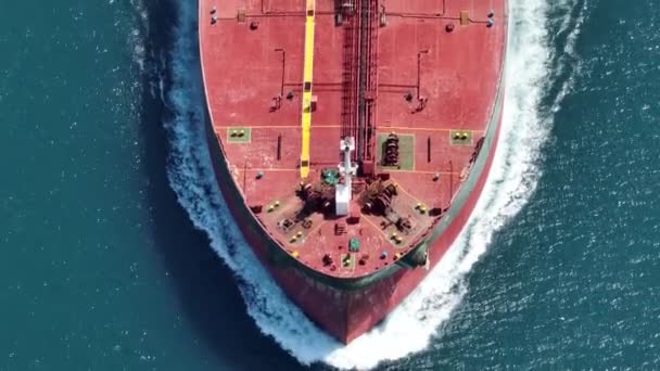 一艘载重集装箱船在平静的蓝色海面上航行的航景 — 图库视频影像