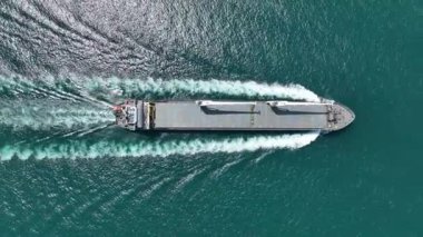 Kargo gemisi ithalat ve ticari lojistik, lojistik ve uluslararası konteyner gemisinin açık denizde nakliyesi insansız hava aracından havadan çekilen görüntüler.. 