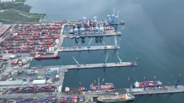 Nakliyenin bir parçası olduğu konteynır portu olan hava görüntüsü sanayi limanı 