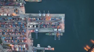 Nakliyenin bir parçası olduğu konteynır portu olan hava görüntüsü sanayi limanı 