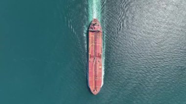 Kargo konteynırlarıyla birlikte yük gemisinin hava görüntüsü..