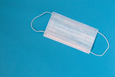 Virüslere karşı korumak için tıbbi yüz maskesi. Coronavirus gribi virüsü veya hava kirliliği konsepti.