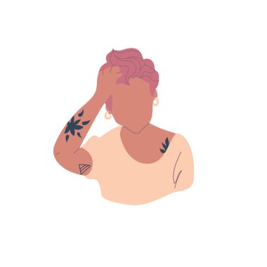 Beyaz arka planda dövmesi olan kısa saçlı bir kadın..