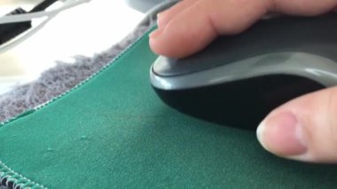 Gri bilgisayar faresi kullanan kadın